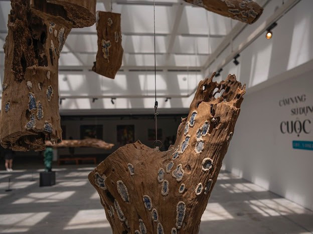 Tác phẩm của nghệ sĩ Bùi Quốc Khánh tại Triển lãm Cẩm nang sử dụng Cuộc đời diễn ra tại VCCA Tác phẩm của nghệ sĩ Bùi Quốc Khánh tại Triển lãm Cẩm nang sử dụng Cuộc đời diễn ra tại VCCA