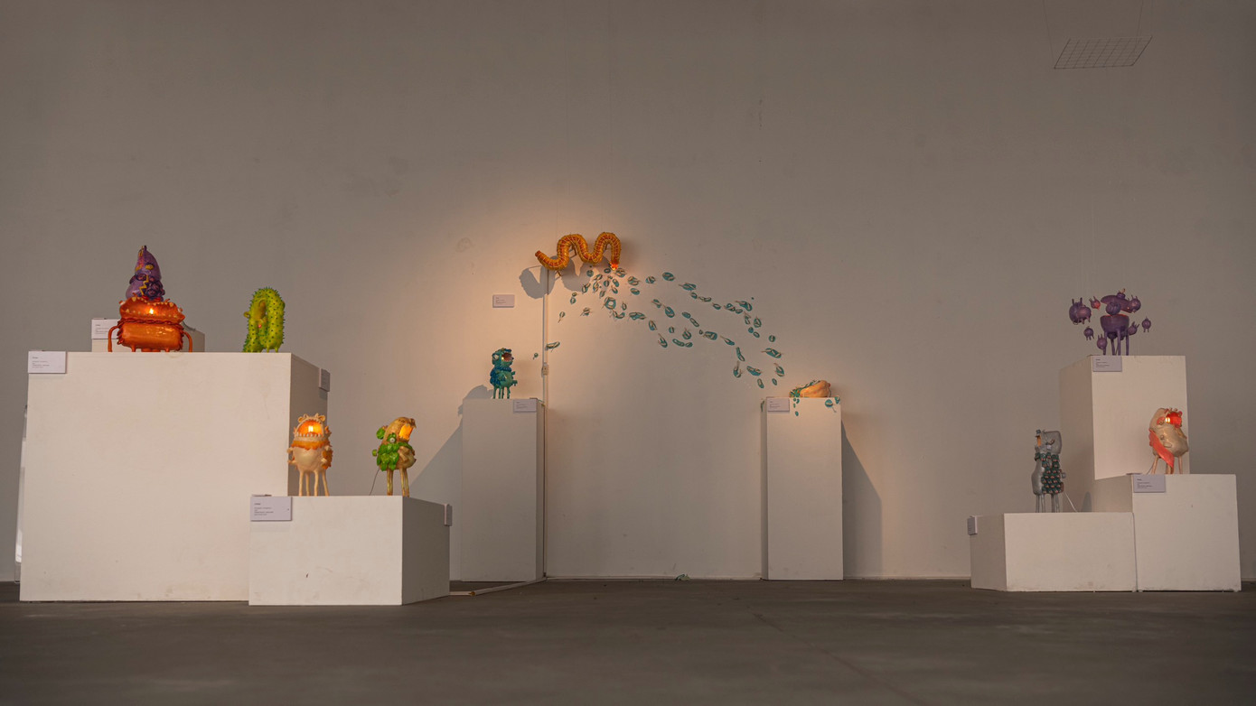 Cụm tác phẩm của nghệ sĩ Vũ Hoàng tại Triển lãm Cẩm nang sử dụng Cuộc đời diễn ra tại VCCA Cụm tác phẩm của nghệ sĩ Vũ Hoàng tại Triển lãm Cẩm nang sử dụng Cuộc đời diễn ra tại VCCA