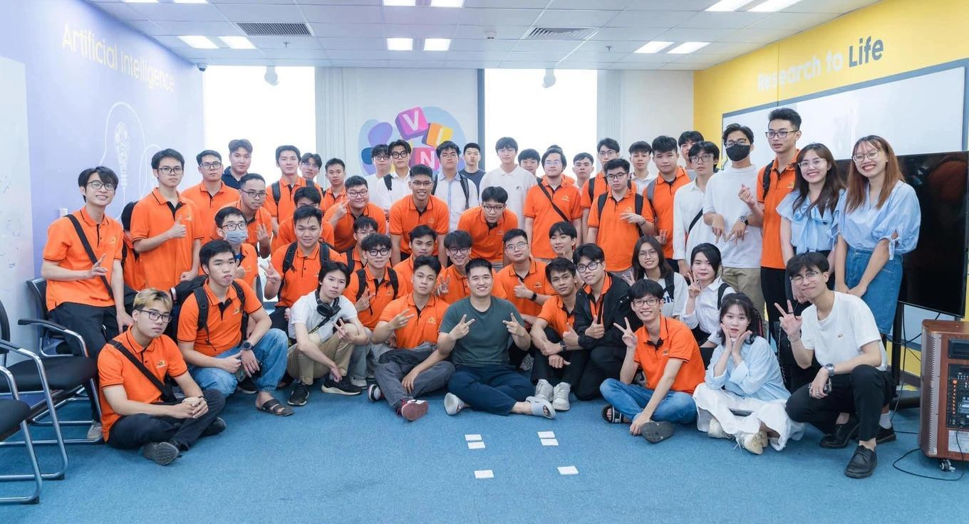 Sinh viên Trường Đại học FPT tham quan học tập tại VinAI. Sinh viên Trường Đại học FPT tham quan học tập tại VinAI.