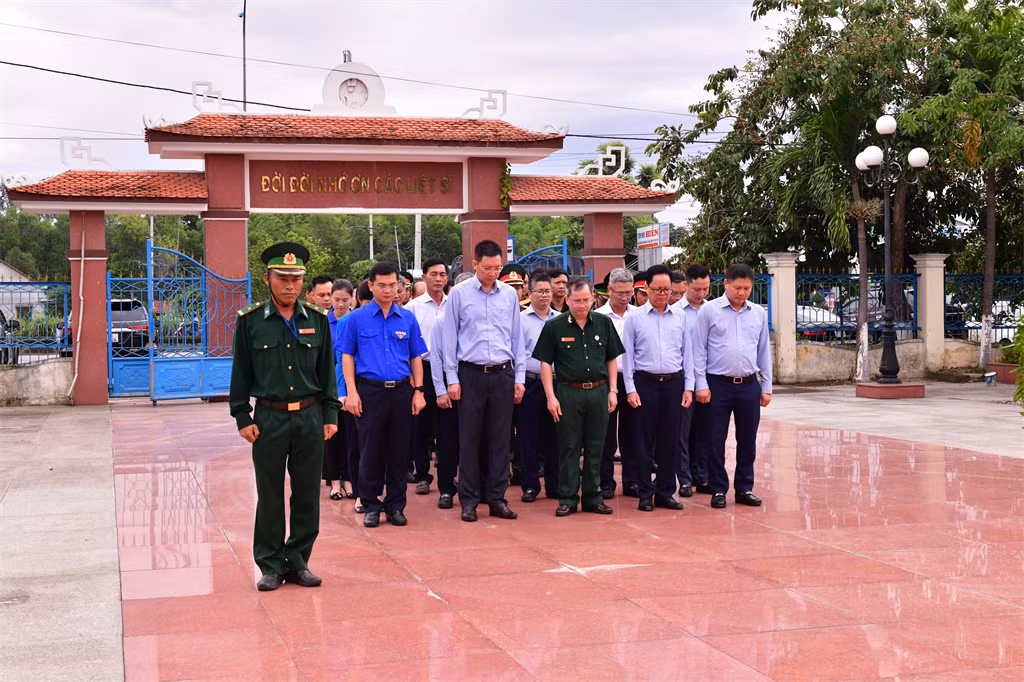 Ban lãnh đạo và NLĐ BSR dâng hoa, dâng hương tri ân các anh hùng liệt sĩ tại Nghĩa trang liệt sĩ huyện Bình Sơn