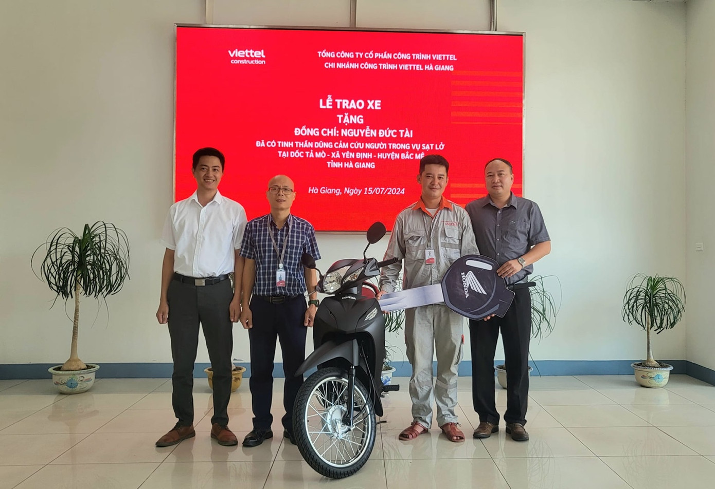 Viettel trao tặng chiến xe máy mới cho anh Nguyễn Đức Tài Viettel trao tặng chiến xe máy mới cho anh Nguyễn Đức Tài