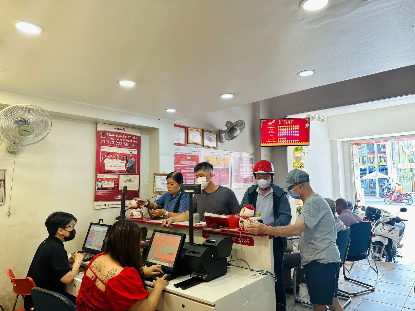 Người chơi tranh thủ trước giờ quay số đến các điểm bán mua vé dự thưởng.