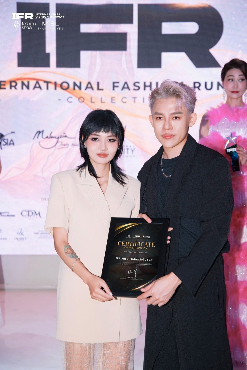 NTK Thanh Thanh Nguyễn nhận bằng khen từ Chủ Tịch International Fashion Runway Mr. Lennard Tan Xian Guang