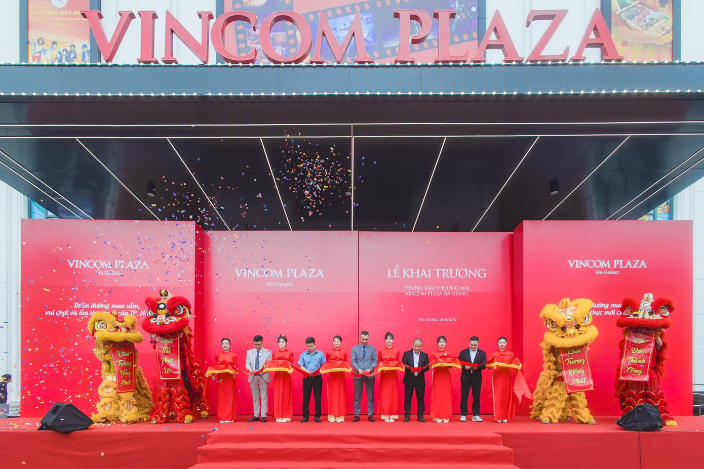 Vincom Plaza Hà Giang – khai trương ngày 28/6/2024 – được coi là “biểu tượng thịnh vượng nơi cao nguyên di sản” Vincom Plaza Hà Giang – khai trương ngày 28/6/2024 – được coi là “biểu tượng thịnh vượng nơi cao nguyên di sản”