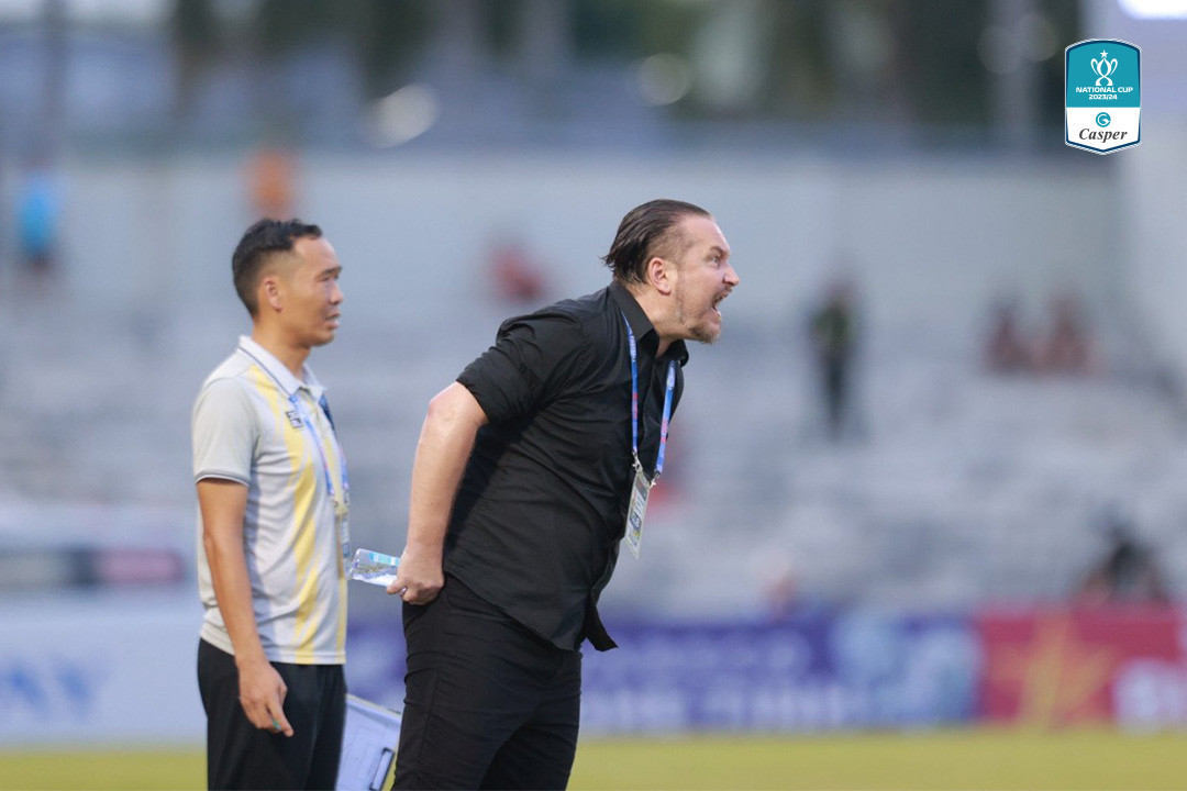 HLV Velizar Popov luôn giữ tinh thần chiến đấu rực lửa trên sân (Ảnh: FPT Play)