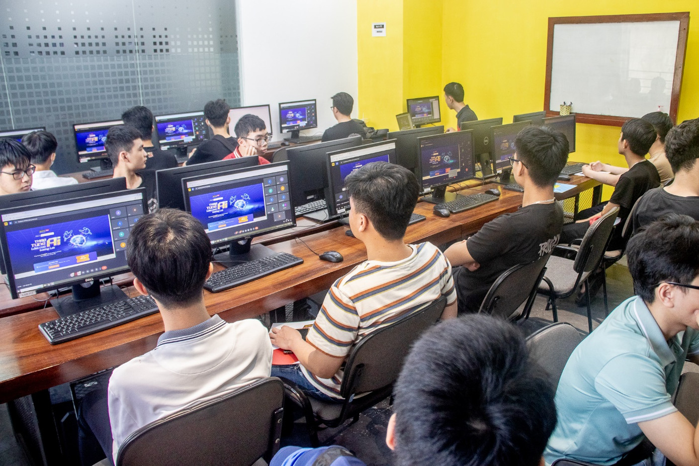 Học sinh tốt nghiệp THPT hào hứng tham gia lớp học ứng dụng Trí tuệ nhân tạo cùng chuyên gia quốc tế tại Aptech cơ sở 285 Đội Cấn.