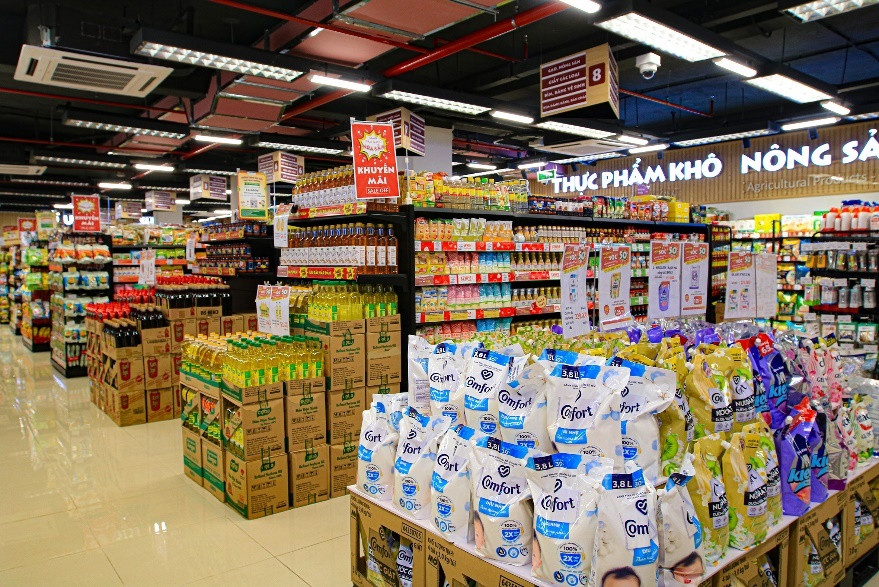 Hàng ngàn sản phẩm tiêu dùng thiết yếu được bày trí khoa học theo từng khu vực để khách hàng dễ dàng lựa chọn mua sắm. Hàng ngàn sản phẩm tiêu dùng thiết yếu được bày trí khoa học theo từng khu vực để khách hàng dễ dàng lựa chọn mua sắm.