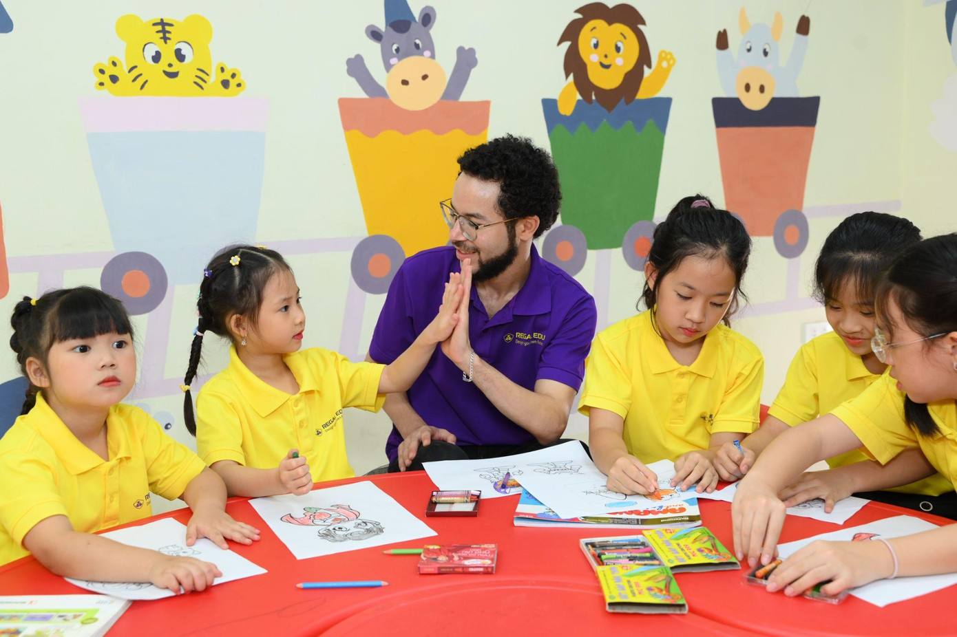 Chương trình học tại Regal Edu được thiết kế tinh gọn, đa dạng và hấp dẫn với 100% Giáo viên nước ngoài giảng dạy