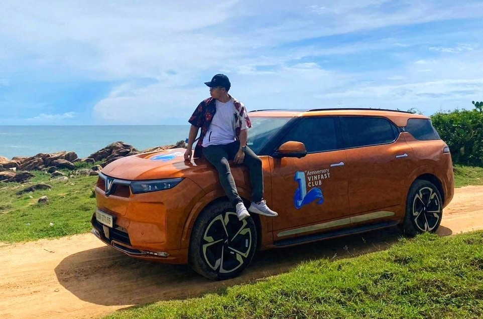 Chiếc VF 9 màu cam đã đồng hành cùng anh Nguyễn Đức Tuấn (Hà Nội) được 1 năm nay. Chiếc VF 9 màu cam đã đồng hành cùng anh Nguyễn Đức Tuấn (Hà Nội) được 1 năm nay.