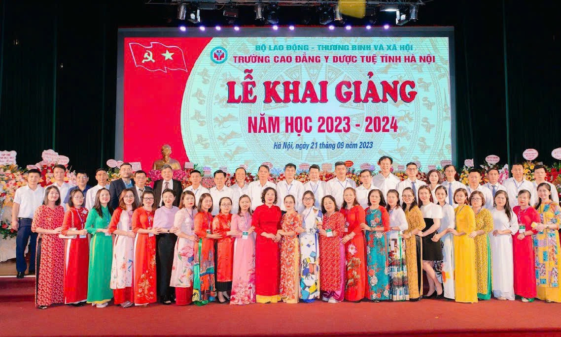 Tập thể sư phạm Nhà trường ngày Khai giảng. Tập thể sư phạm Nhà trường ngày Khai giảng.