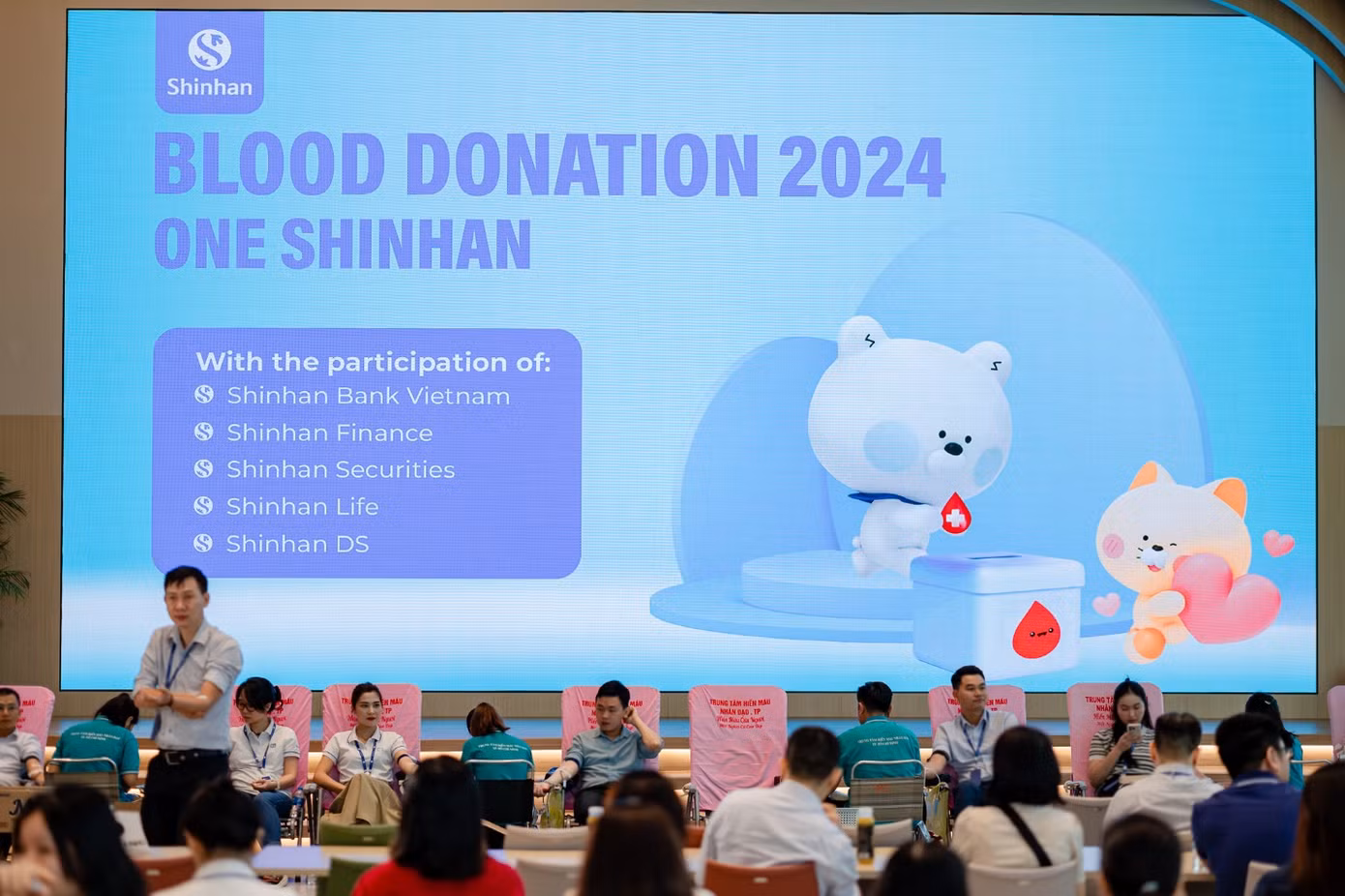 Sự kiện hiến máu nhân đạo “One Shinhan” 2024 đã thu hút hơn 300 nhân viên từ các công ty thành viên thuộc Tập đoàn Tài chính Shinhan tại Việt Nam