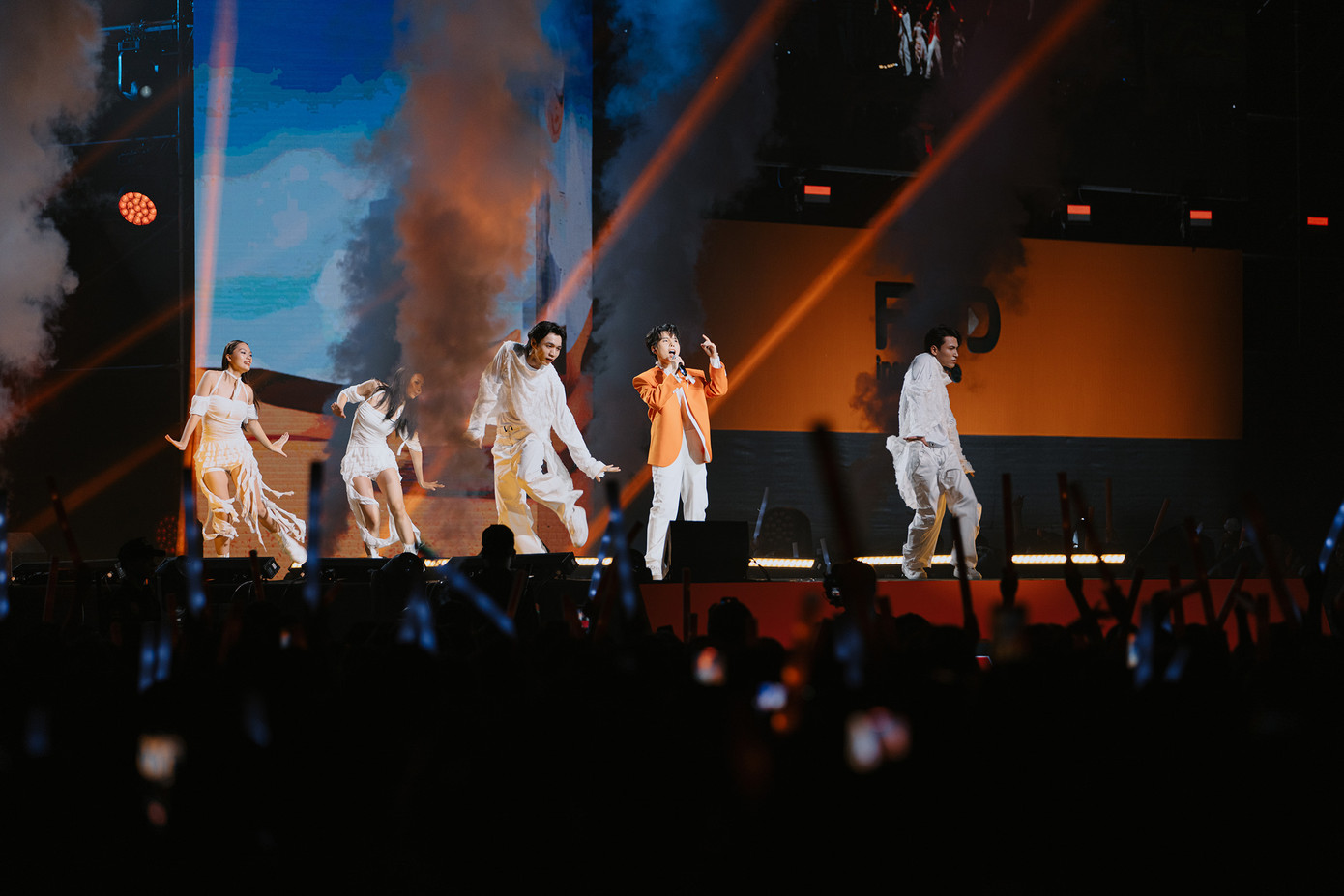 Vũ Cát Tường thể hiện các ca khúc đầy cảm xúc.