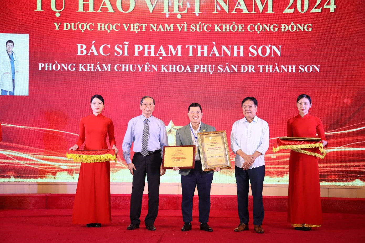 Bác sĩ Thành Sơn nhận giải thưởng Bảng Vàng Cống Hiến: Thầy Thuốc Tài Đức Việt Nam - Thế Kỷ 21