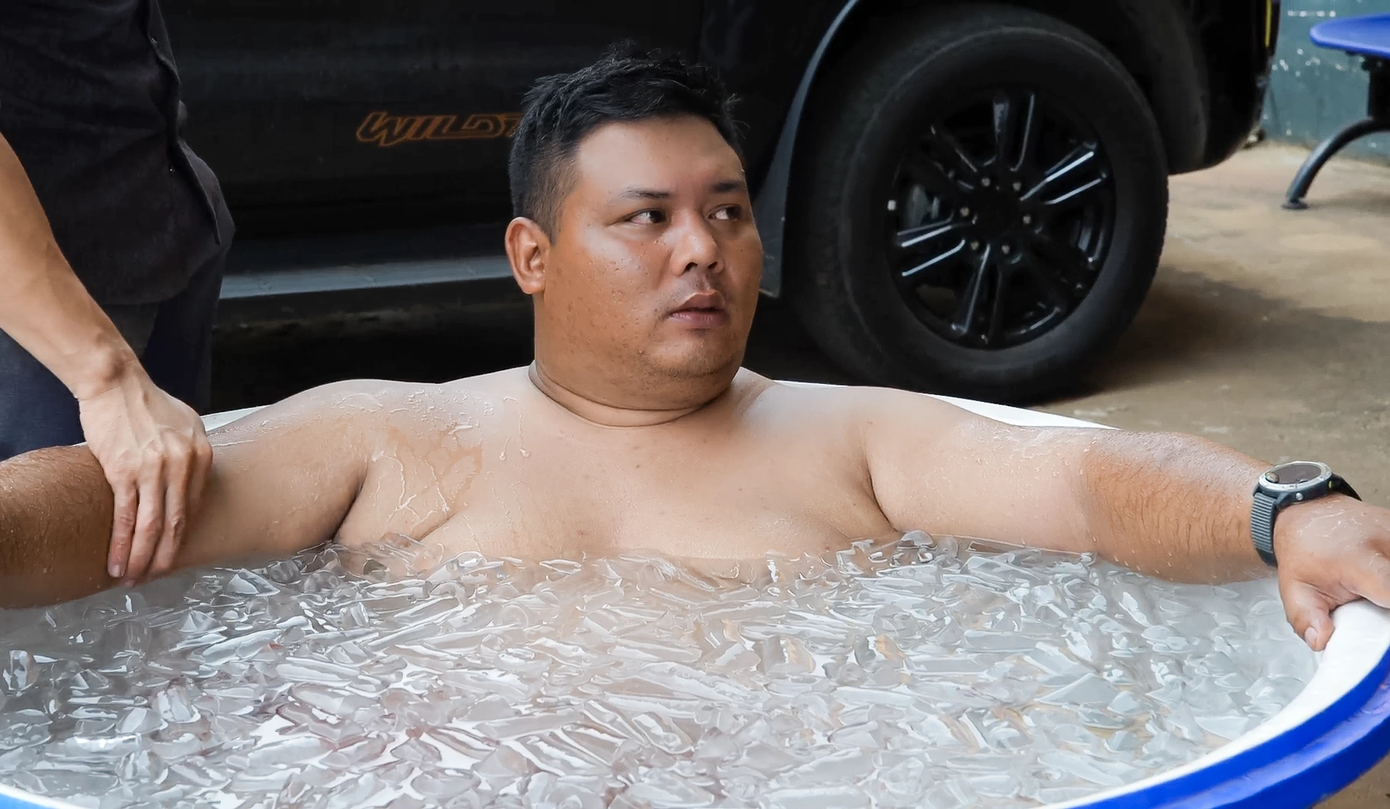 Sơn Tùng ngâm đá sau khi tập luyện.