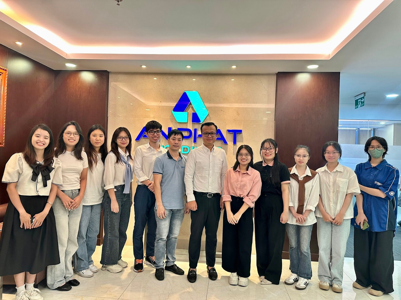 Các sinh viên hào hứng tham quan tập đoàn An Phát Holdings
