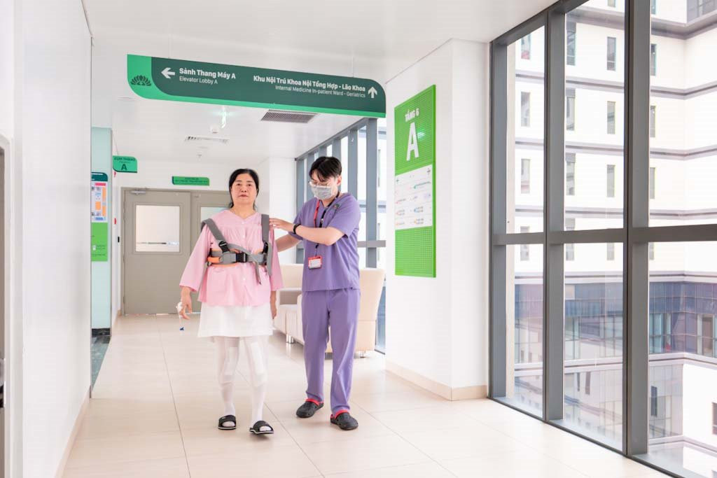 Bà Trần Thị Chúc tập phục hồi chức năng sau phẫu thuật thay khớp gối.