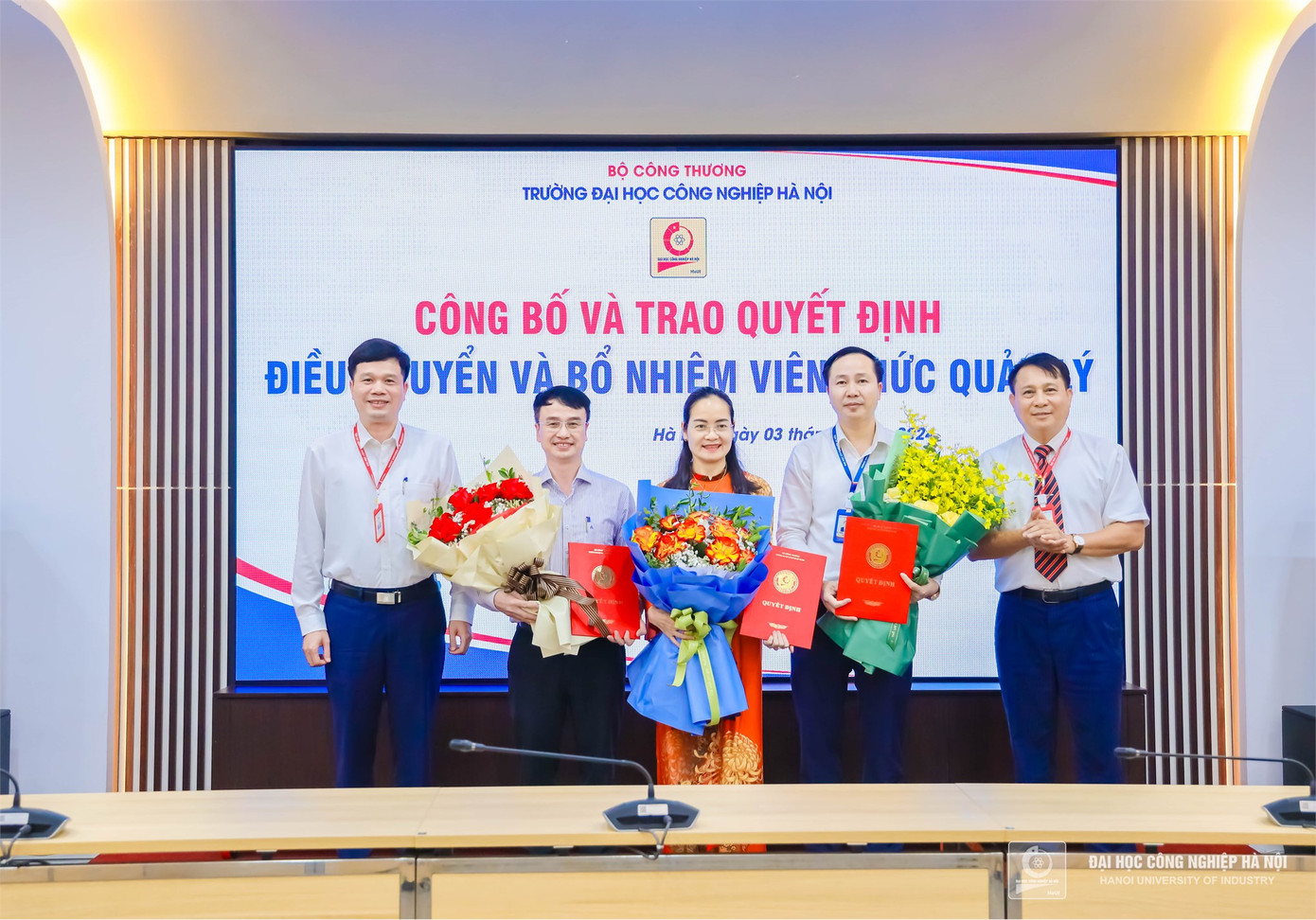 PGS.TS. Lê Hồng Quân - Bí thư Đảng ủy, Chủ tịch Hội đồng Trường và TS.Kiều Xuân Thực – Hiệu trưởng Trường Đại học Công nghiệp Hà Nội trao Quyết định và chúc mừng viên chức quản lý được bổ nhiệm