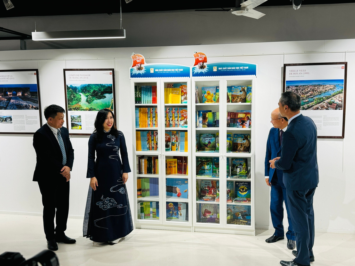 Khánh thành Tủ sách tiếng Việt trong Trung tâm Văn hoá Việt Nam tại Pa-ri (Pháp) Khánh thành Tủ sách tiếng Việt trong Trung tâm Văn hoá Việt Nam tại Pa-ri (Pháp)