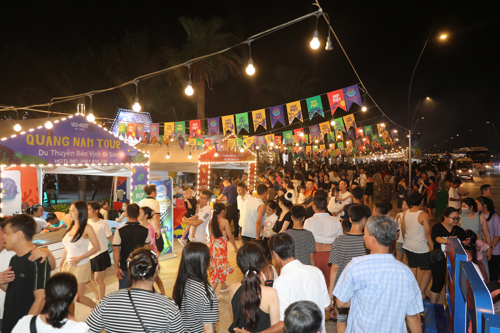 Hàng vạn du khách “đổ bộ" tuyến phố thương mại VuiFest Ha Long trong ngày khai trương