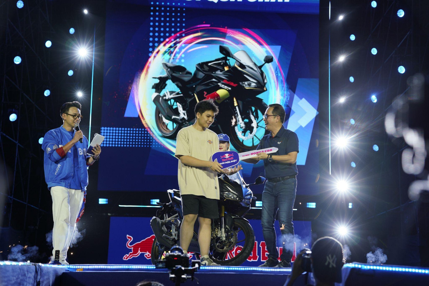 Ông Nguyễn Thanh Huân - Tổng Giám đốc công ty TCP Việt Nam (chủ sở hữu thương hiệu Red Bull) trao giải cho chủ nhân của món quà duy nhất trong chương trình là 1 chiếc xe Honda CBR 150, trong màn bốc thăm trúng thưởng.