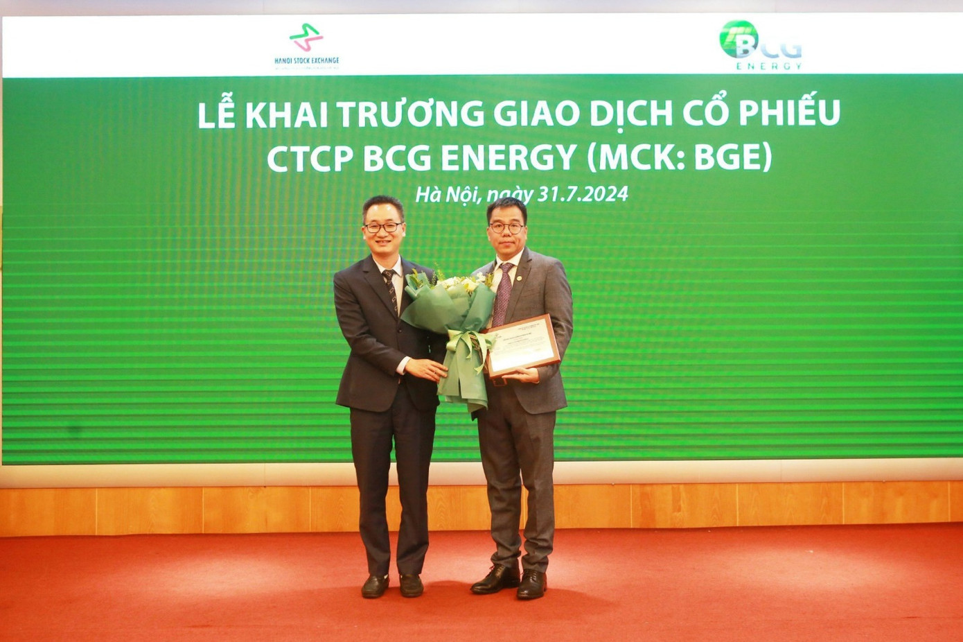 Ông Phạm Minh Tuấn – Tổng Giám đốc BCG Energy nhận Giấy chứng nhận đăng ký giao dịch cổ phiếu BGE tại Sở Giao dịch Chứng khoán Hà Nội (HNX)
