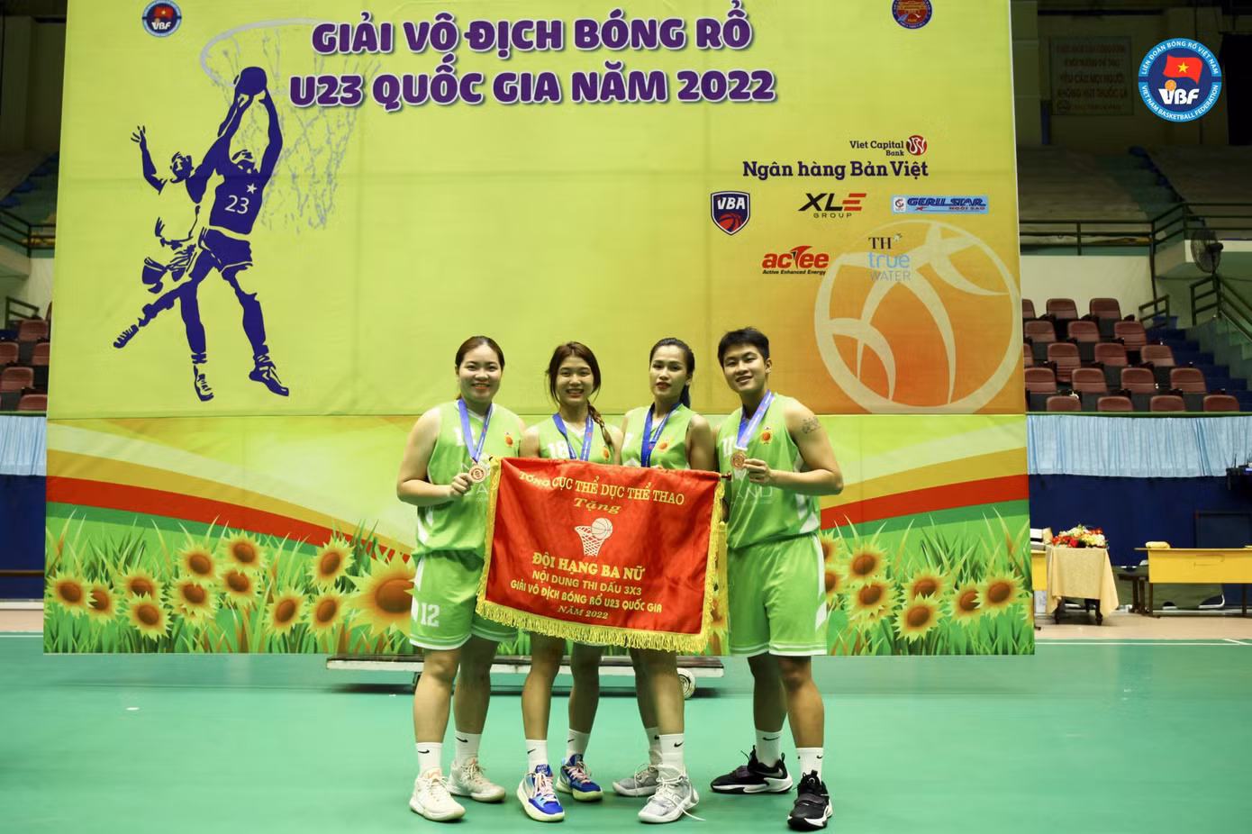 Hồng Tuyết và đồng đội đoạt huy chương đồng nội dung 3x3 tại giải vô địch bóng rổ U23 quốc gia năm 2022 - Ảnh:VBF