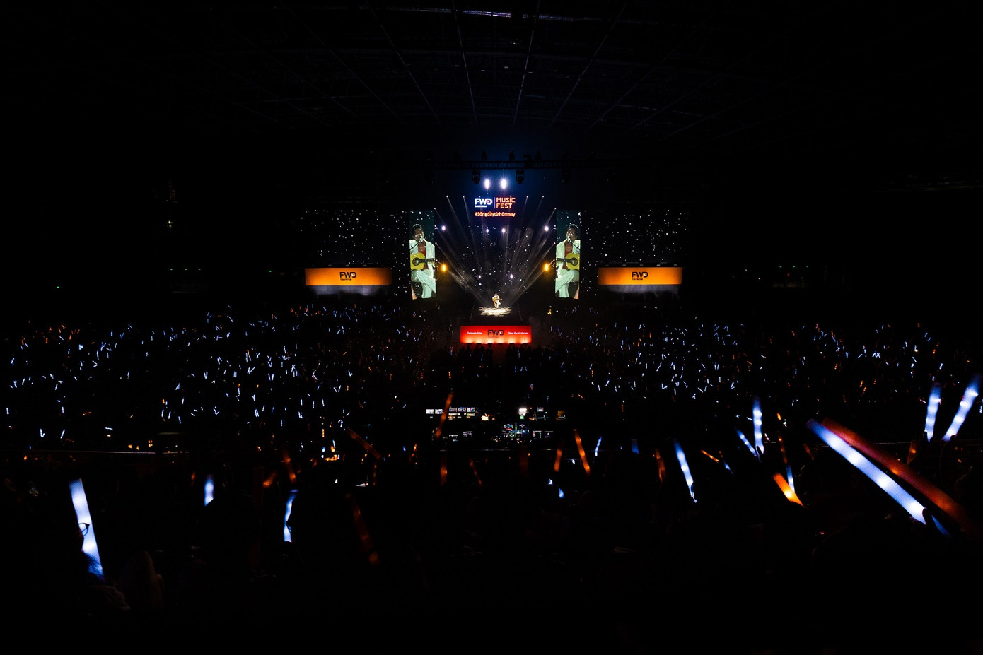 Hàng ngàn khán giả cùng hòa giọng với Grey D. Hàng ngàn khán giả cùng hòa giọng với Grey D.