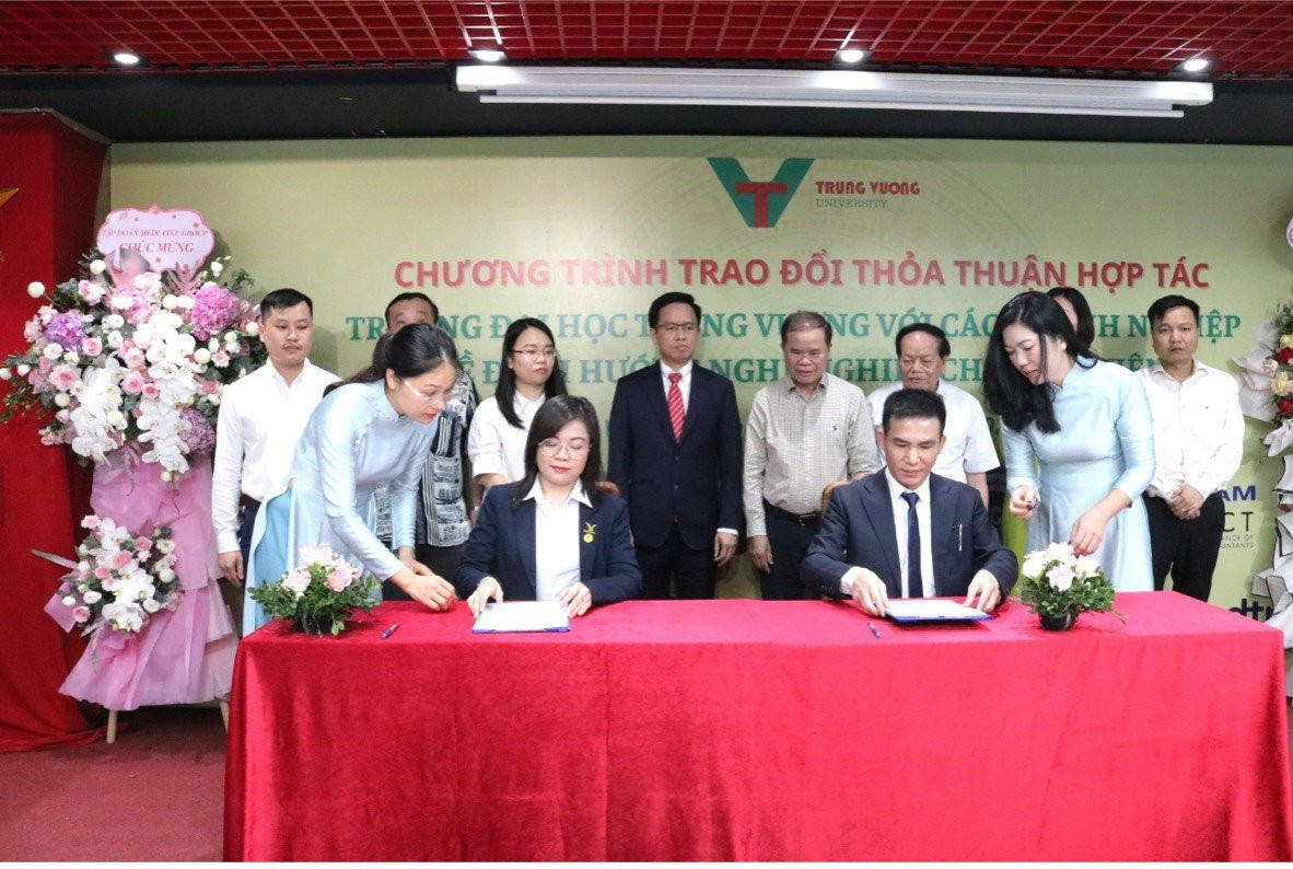Tiến sĩ Nguyễn Huy Oanh – Hiệu trưởng trường Đại học Trưng Vương ký Thỏa thuận hợp tác với nhiều thương hiệu, doanh nghiệp có yêu cầu cao về chất lượng nguồn nhân lực để phù hợp với yêu cầu phát triển.