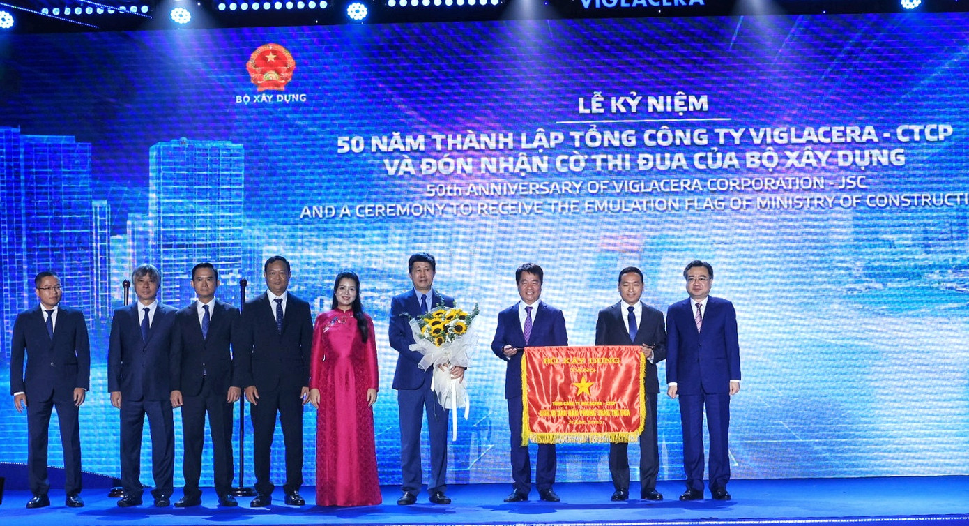 Bộ trưởng Bộ Xây dựng Nguyễn Thanh Nghị trao tặng Cờ thi đua cho Tổng Công ty Viglacera – CTCP.