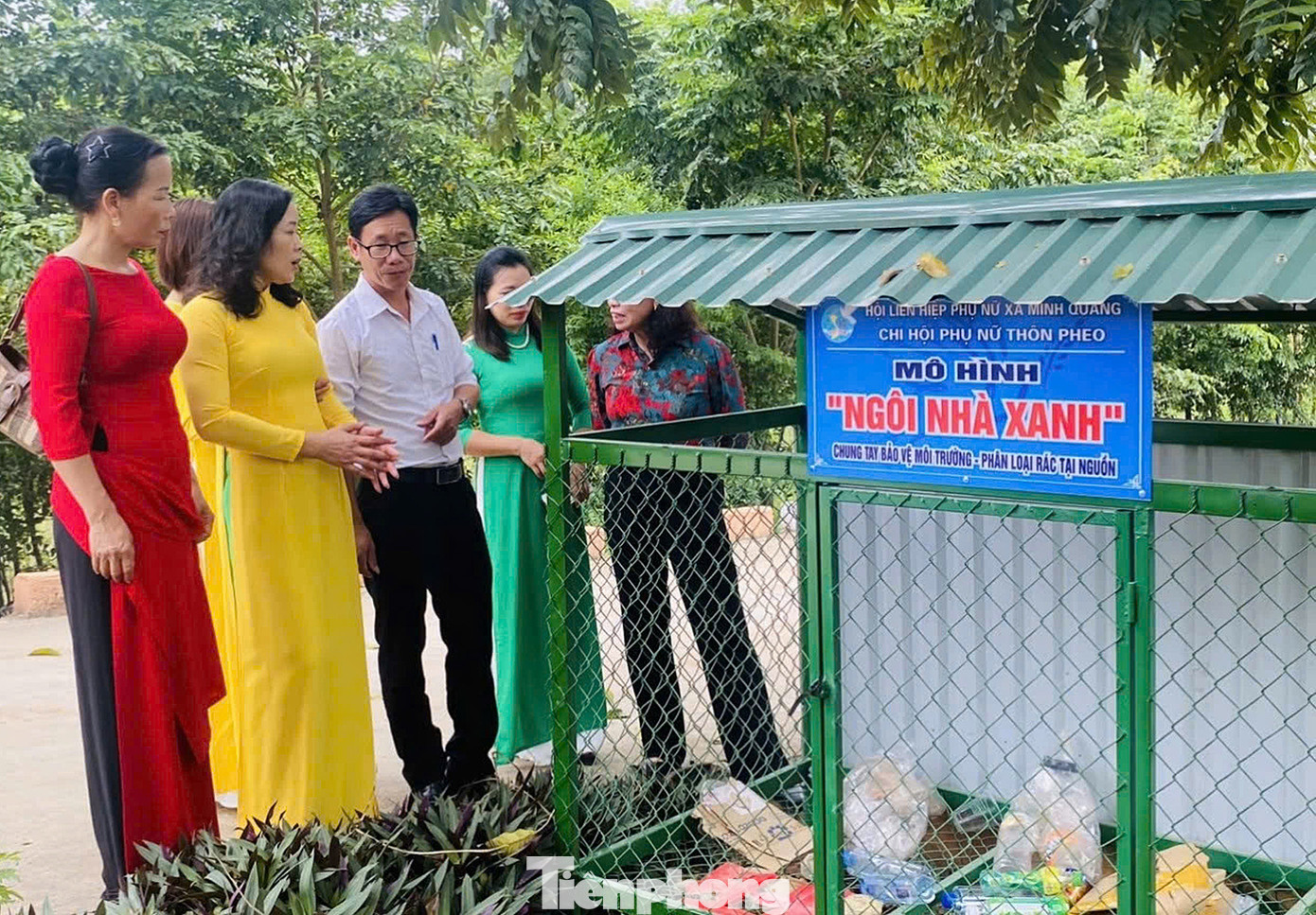 Hội LHPN xã Minh Quang xây dựng điểm mô hình" Ngôi Nhà Xanh" phân loại rác thải ngay từ hộ gia đình.