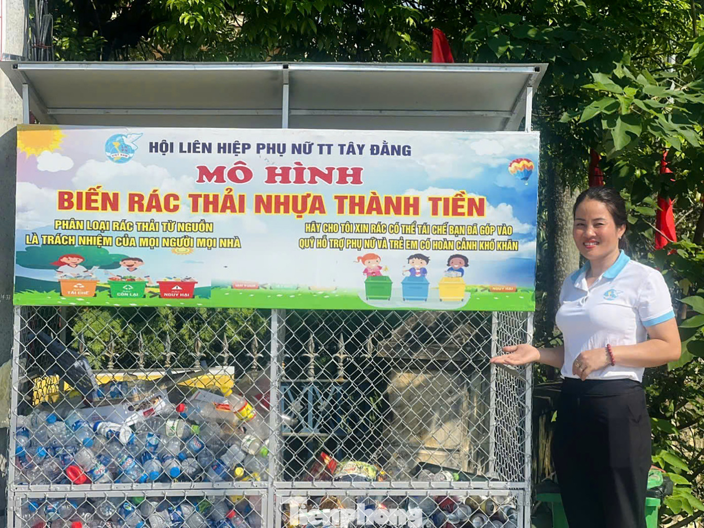 Hội liên hiệp phụ nữ TT Tây Đằng làm mô hình: Biến rác thải nhựa thành tiền được người dân đồng tình ủng hộ.