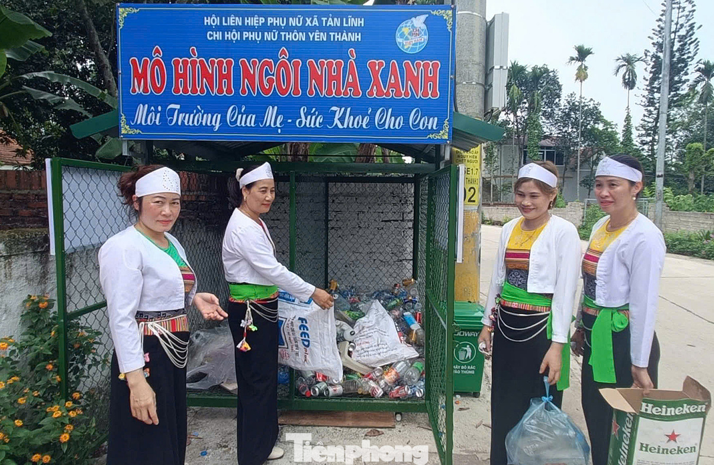 Hội LHPN huyện Ba Vì tổ chức phát động phong trào chống rác thải nhựa trong các cấp Hội, phát 250 làn nhựa, 350 chai thủy tinh thay thế chai nhựa cho hội viên, phụ nữ; Tổ chức 20 lớp tập huấn, hướng dẫn phân loại chất thải rắn tại nguồn và hướng dẫn xử lý rác thải hữu cơ tại hộ gia đình cho 1.520 phụ nữ.