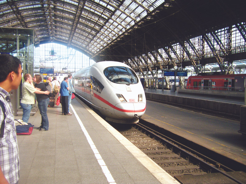 Với loại tàu đạt tốc độ 300 km/h này, tổng đầu tư tuyến đường sắt cao tốc Bắc - Nam được cho là sẽ lên đến cả trăm tỷ USD . Ảnh: H.H Với loại tàu đạt tốc độ 300 km/h này, tổng đầu tư tuyến đường sắt cao tốc Bắc - Nam được cho là sẽ lên đến cả trăm tỷ USD