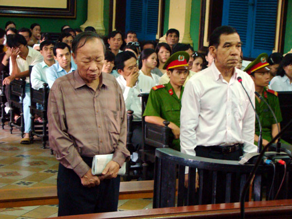 Bị cáo Huỳnh Ngọc Sĩ (áo trắng) tại tòa. Ảnh: Trần Hiếu