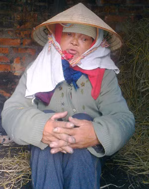 Bà Miền, một trong những nạn nhân đang rất lo lắng