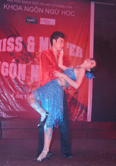 Đêm chung kết còn sôi động với phần thể hiện của nhiều thí sinh khác. Thí sinh Trần Hồng (lớp Li Giang,Trung Quốc)trong điệu tango