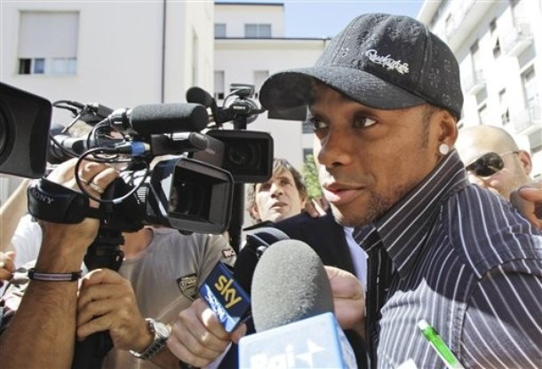 Robinho trong vòng vây báo chí Italia