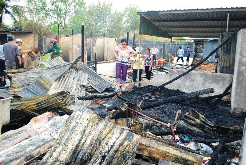 Công nhân trở về căn phòng trọ sau đám cháy
