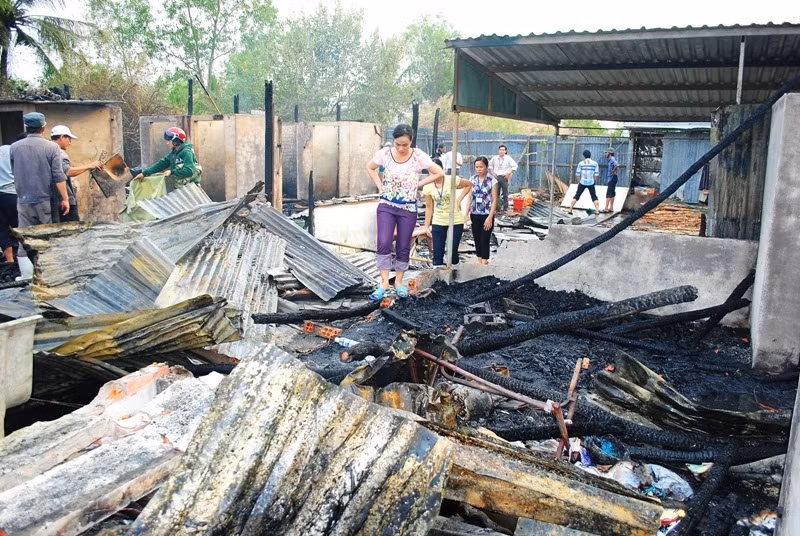 Công nhân trở về căn phòng trọ sau đám cháy