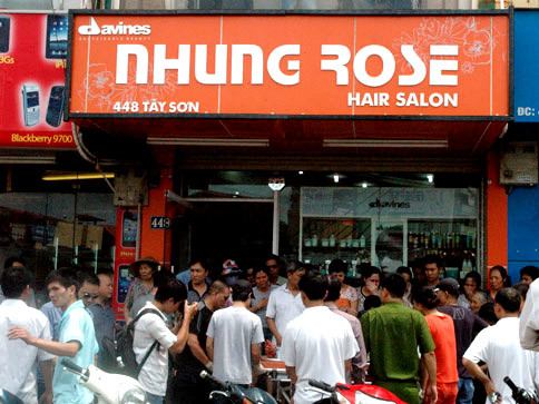 Người dân tụ tậo rất đông xung quanh ngồi nhà 5 tầng - nơi xảy ra vụ án mạng vào sáng nay