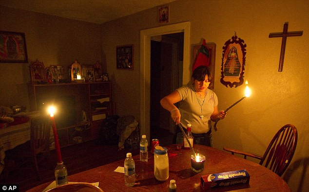 Một hộ gia đình phải dùng đến nến để thay điện 