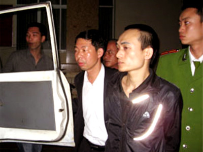 Nguyễn Viết Minh (thứ 2 từ phải sang) được dẫn giải lên CAQ Ba Đình. Ảnh: An ninh thủ đô