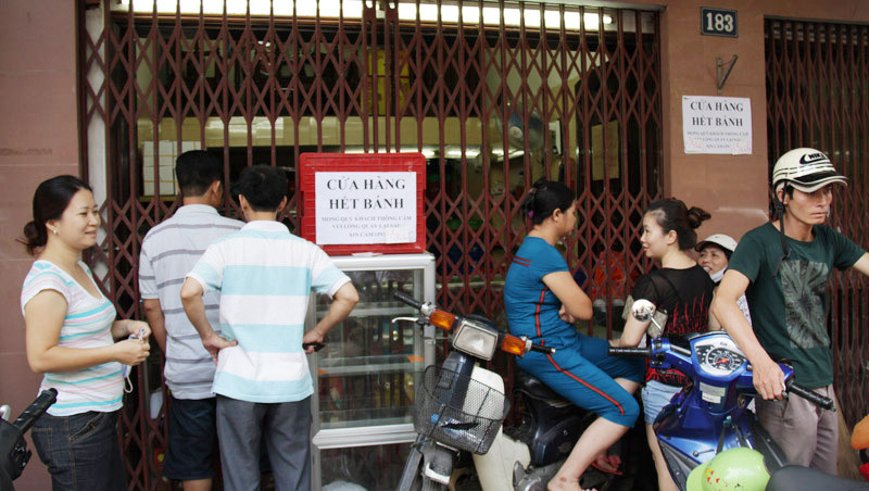 Ở cơ sở 1 của cửa hàng này, cũng trên phố Thụy Khuê, dù đã treo biển hết bánh, nhưng nhiều người vẫn kiên nhẫn chờ đợi để mua. Ảnh: Trường Phong