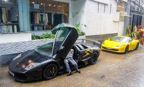 Đó là hai siêu xe Lamborghini Murcielago LP670-4 SuperVeloce và Ferrari 458 Italia