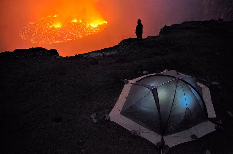 Núi lửa tỏa sáng về đêm. Núi lửa tỏa sáng về đêm