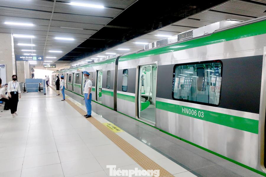 Do thiết kế không có vách ngăn giữa vị trí đứng chờ tàu của hành khách và đoàn tàu, nên Hà Nội sẽ phải bổ sung hạng mục này khi đi vào khai thác. Trước mắt, đơn vị vận hành sẽ bố trí người tại các ga để hướng dẫn khách đứng chờ tàu đảm bảo an toàn.