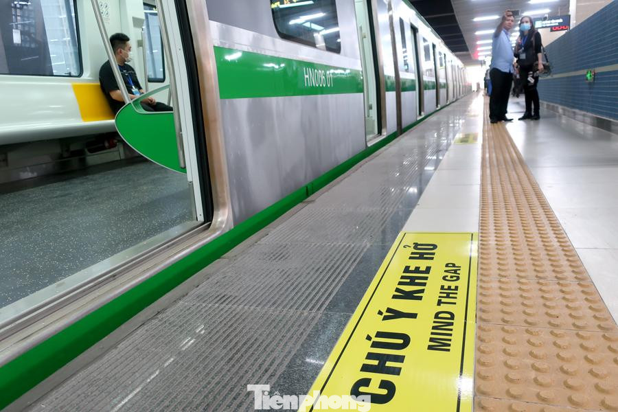 Một trong 16 khuyến cáo của Tư vấn ACT là lắp thêm Hệ thống rào chắn trên ke ga (khoảng giữa đoàn tàu và sân ga nơi khách chờ tàu), phần này phía Hà Nội cam kết sẽ đầu tư lắp đặt trong quá trình khai thác.