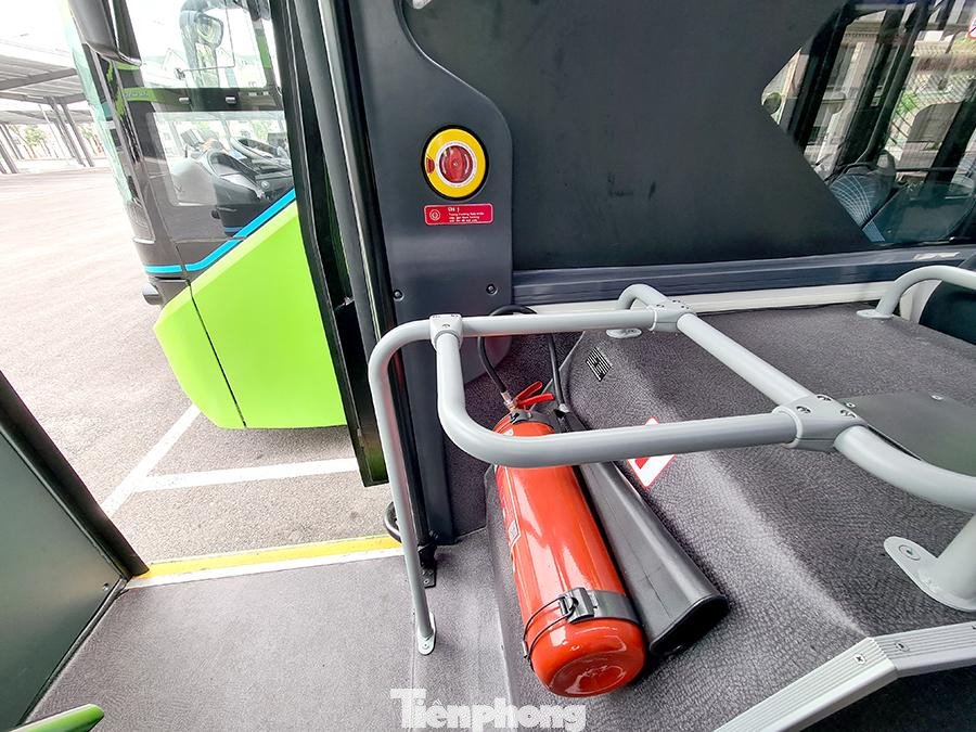 Vận hành tuyến xe buýt điện đầu tiên của Việt Nam ảnh 10