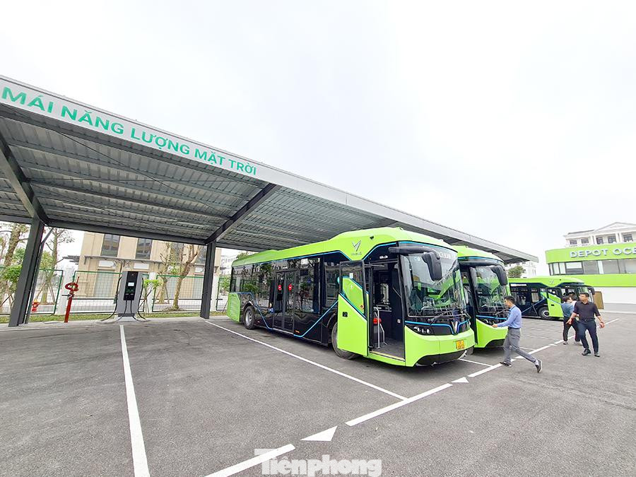 Hệ thống mái che kết hợp pin năng lượng mặt trời để cung điện cho các trạm sạc của xe buýt.