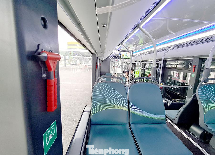 Vận hành tuyến xe buýt điện đầu tiên của Việt Nam ảnh 11
